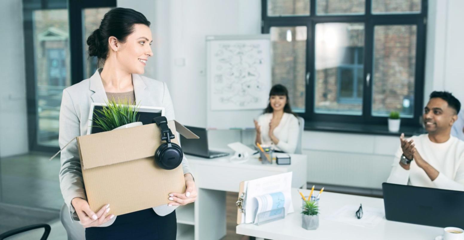 Estudiante aprendiendo sobre seguridad bancaria digital